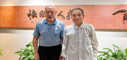 因《快乐老人报》结缘，老哥俩相约走起