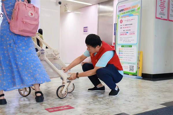 照片2:湖南省妇幼保健院“宝刀未老”银龄志愿服务队为患者提供帮助.jpg 照片2:湖南省妇幼保健院“宝刀未老”银龄志愿服务队为患者提供帮助.jpg