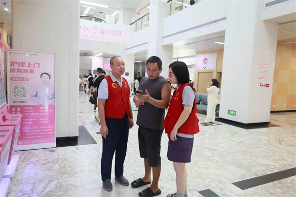 照片3:湖南省妇幼保健院“宝刀未老”银龄志愿服务队指引患者就医.jpg 照片3:湖南省妇幼保健院“宝刀未老”银龄志愿服务队指引患者就医.jpg