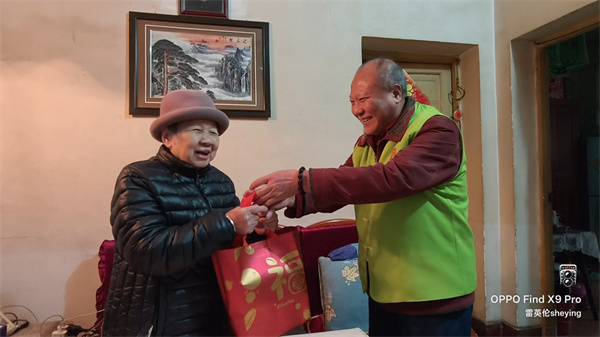 照片2：郴州市天柱公益促进会“银龄行动”志愿者慰问90岁抗美援朝老兵贵孀.jpg