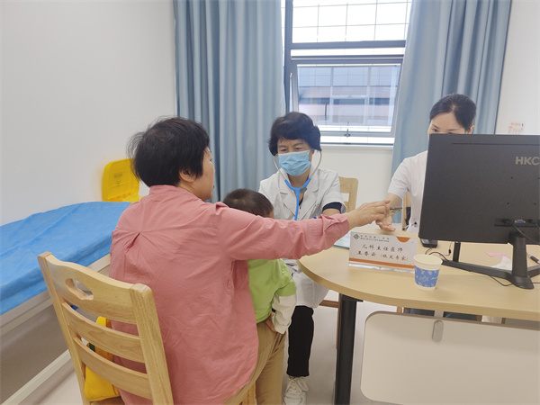 照片3：儿科主任医师王香云在浏阳市金阳医院义诊.jpg