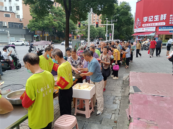 照片3：郴州市天柱公益促进会“银龄行动”志愿者在发放爱心早餐.jpg