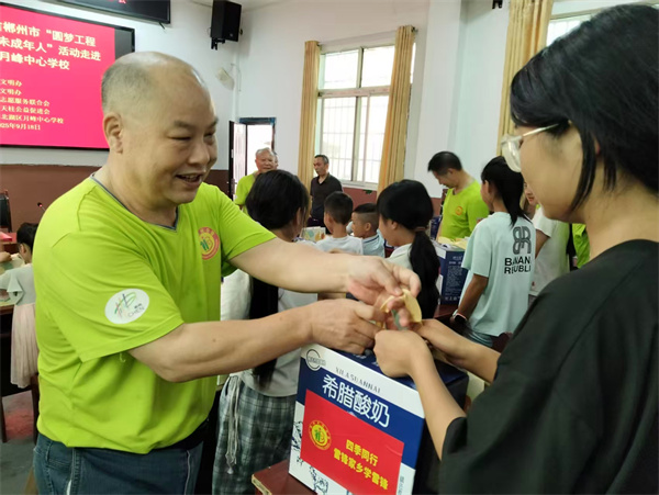 照片1：郴州市天柱公益促进会“银龄行动”志愿者慰问农村留守儿童.jpg