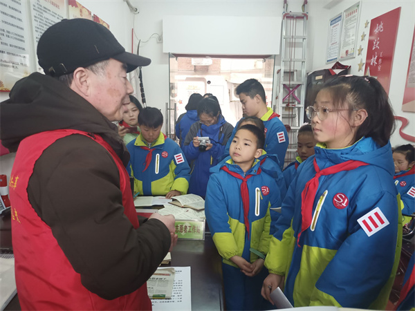照片2：常德市武陵区府坪街道体育东社区志愿服务团队开展校园活动.jpg