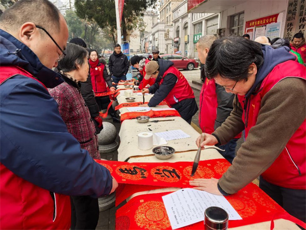 照片3：常德市武陵区府坪街道体育东社区志愿服务团队开展新春送春联活动.jpg