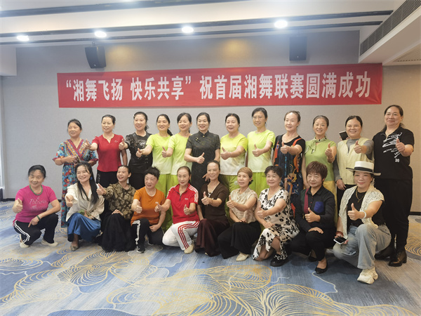 启动合影.jpg