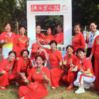 爱跳舞爱旅游爱玩，这支“铁娘子军”有位86岁教练