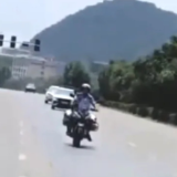 67岁老人被五步蛇咬伤,207国道上演极速救援!