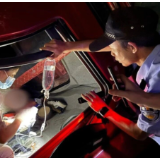 惊魂时刻！货车雨夜侧翻，他们“竞速”救援！