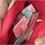 “钱带来了吗？”“在包里！”