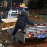 “水涨上来了，能来帮帮我们吗？”