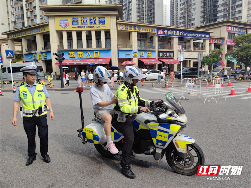 6月7日，周南梅溪湖中学考点，一名考生不慎走错考场，紧急向执勤交警求助。湘江新区交管大队副大队长熊伟第一时间调度现场铁骑警力，火速护送考生赶往师大梅溪湖中学考点，争分夺秒为考生赶考保驾护航。.png