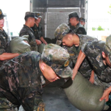 猛洞河水位陡涨 武警湘西支队官兵紧急出动全力救援