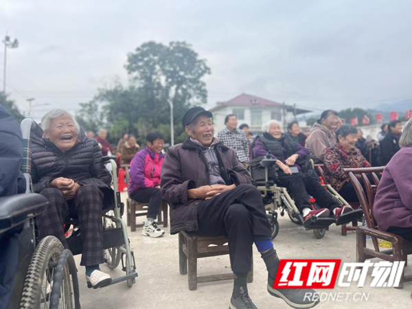 岩泊渡镇田坪村：孝老温情暖山村 文艺盛宴绘画卷3_红网.png