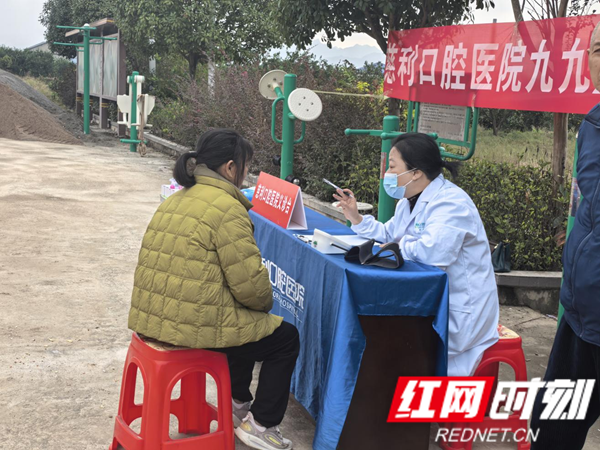 岩泊渡镇田坪村：孝老温情暖山村 文艺盛宴绘画卷4_红网.png