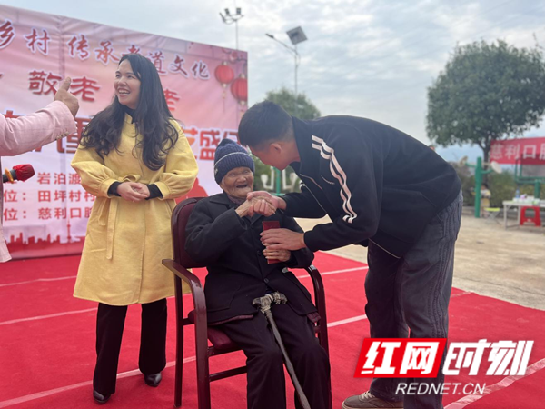 岩泊渡镇田坪村：孝老温情暖山村 文艺盛宴绘画卷5_红网.png