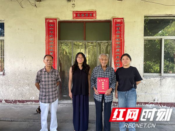 岩泊渡镇：高桃初老师荣膺“湖南好人”称号 为留守儿童点亮未来之光红网.jpg