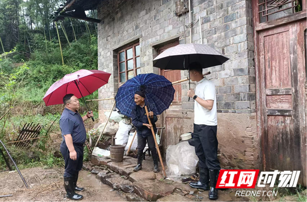 岩泊渡镇:防汛一线践初心 转移群众护民安1_红网.png 岩泊渡镇:防汛一线践初心 转移群众护民安1_红网.png