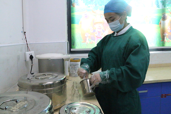 5月11日，新田县妇幼保健计划生育服务中心新生儿护士高萍在为新生儿配置奶粉。郑有为摄.JPG