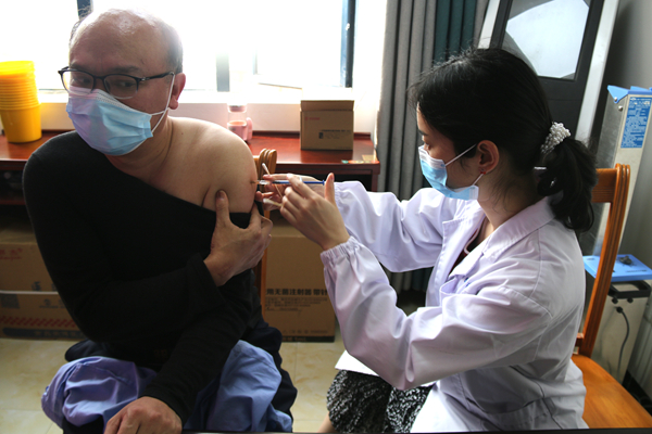 5月12日，新田县疾控中心护士蒋雪雁在为群众进行新冠病毒疫苗接种。郑有为摄.JPG