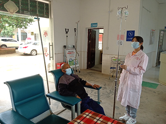 5月9日，新田县三井镇卫生院护士邓丽在查看患者输液情况。  郑有为摄.jpg