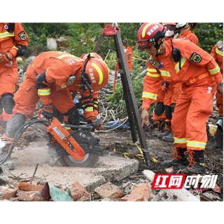 湘潭消防组织开展地震救援实兵实装拉动演练