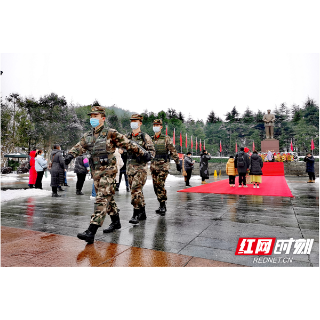 风雪中，武警湖南总队湘潭支队官兵为游客“保驾护航”（图）