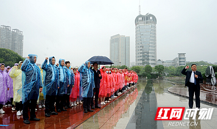 湘潭医卫职院200名学生集体入党宣誓（图）