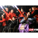 组图丨湘潭：志愿者陪伴“脑瘫兄弟”欢乐迎元宵