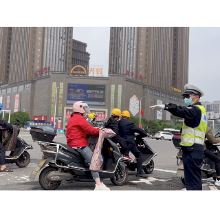 5月17日，湘潭交警部门查处摩托车、非机动车交通违法行为近五百起