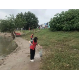 雨湖区联合开展湘江净滩活动 守护一江碧水