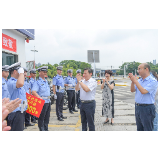 致敬高温下的劳动者！刘志仁带队“送清凉”