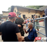韶山：老人与亲人走散后中暑 武警巡逻官兵火速救助