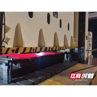 江麓集团完成首台钛合金车体底甲板压型试制