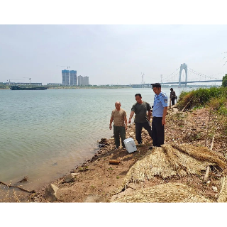 湘潭：多家单位联动协作，在湘江河道岸边快速妥善处置一枚历史遗留炮弹