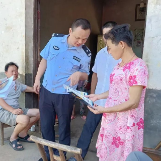 涉枪涉爆宣传有成效，韶山一群众主动上缴涉爆物品