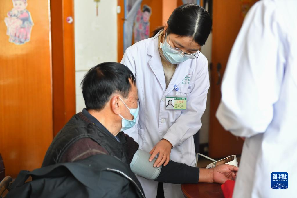 新华社丨湖南湘潭：送医服务到农村