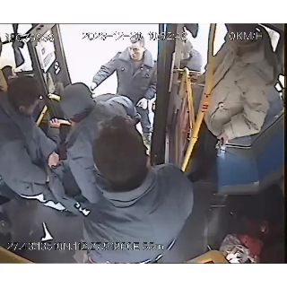 冬日暖人心 湘乡公交驾驶员紧急救助身体不适乘客