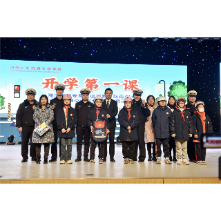 “戴盔行动”进校园，湘潭公安交警送安全（图）