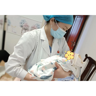 湘潭一孕妇突然临产 医护人员家中紧急接生