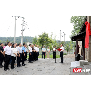 湘潭大学将“红色课堂”搬到田间地头