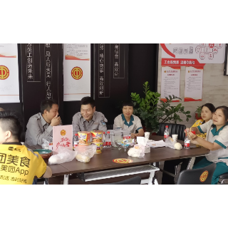 岳塘区为户外劳动者打造夏日“清凉港湾