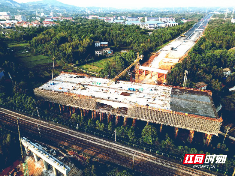 醴娄高速跨沪昆铁路转体桥桥梁混凝土浇筑完成