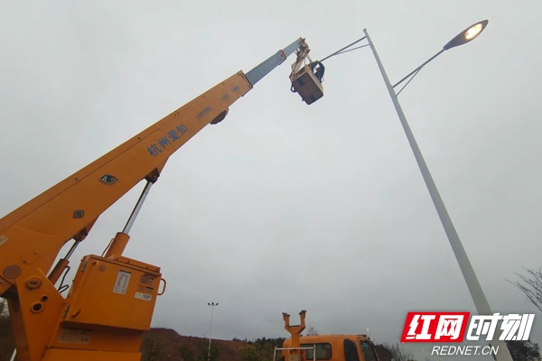 灯饰部门紧急抢修 湘潭北站周边道路更“亮”了