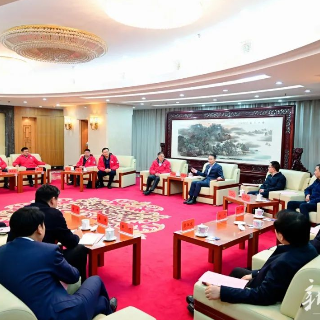 胡贺波李永亮会见回乡潭商周旭洲一行
