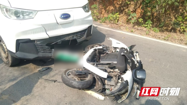 视频丨紧急救援 湘潭交警泥泞水渠中托举生命