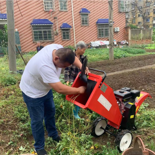 岳塘区:秸秆粉碎机“显身手” 秸秆还田不用愁