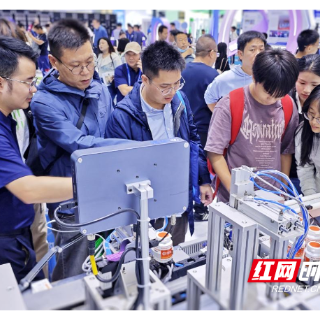 湘潭理工学院师生打卡“高交会” 从“看热闹”变成“看门道”