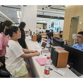 湘潭市民之家公安专区出入境办证大厅“周末学生专场”获群众点赞