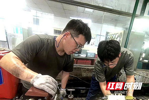 江麓集团：书生换工装 攻坚勇担当